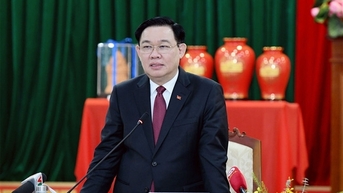 국회의장 Vuong Dinh Hue는 Phu Yen 지방 당위원회 상임위원회와 협력합니다.