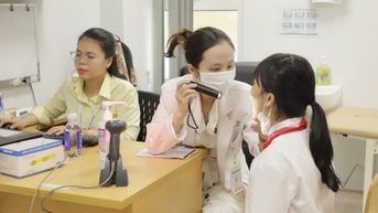 Khám sức khỏe miễn phí cho hơn 1.000 trẻ em