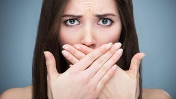 Kỳ lạ căn bệnh có thể lây lan qua nụ hôn