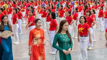 Hơn 1.000 phụ nữ trình diễn dân vũ và áo dài