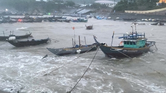Cách Đà Nẵng khoảng 90km, giật cấp 11, Cù Lao Chàm sóng to, gió rít liên hồi