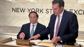 Thủ tướng Phạm Minh Chính rung chuông tại sàn giao dịch chứng khoán New York