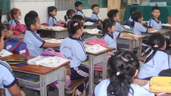 Người lạ cho tiền học sinh, hiệu trưởng cảnh báo phụ huynh, giáo viên toàn trường
