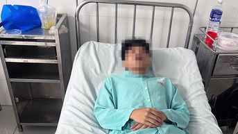 11학년 학생이 학교 정문 바로 앞에서 이 4개가 부러졌습니다.