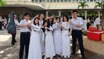 ពិធីដឹងគុណសិស្សានុសិស្សជាង ៩០០នាក់នៃវិទ្យាល័យ Tran Dai Nghia សម្រាប់អំណោយ