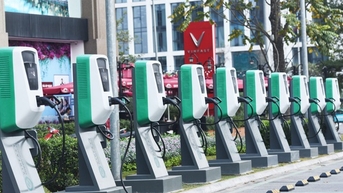 តើ​ត្រូវ​កៀរគរ​ថវិកា​ចំនួន ២,២ ពាន់​លាន​ដុល្លារ​ដើម្បី​វិនិយោគ​ស្ថានីយ​សាក​ថ្ម​នៅ​តាម​ផ្លូវ​ហាយវ៉េ​ដោយ​របៀប​ណា?