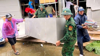 Ấm lòng hình ảnh bộ đội biên phòng ở Thanh Hóa giúp dân trong mưa lũ