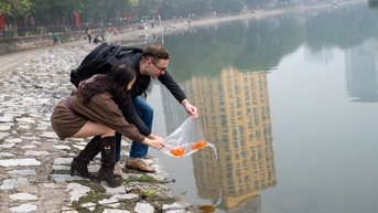 Người nước ngoài thả cá chép tiễn ông Táo chầu trời