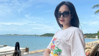 블랙핑크 리사에게 여행 시 스타일리시한 크롭탑을 입는 방법을 배워보세요.