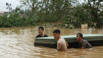 Dân ven sông Hồng hối hả chạy lũ