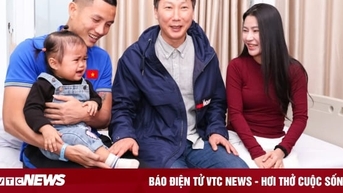 HLV Kim Sang-sik làm điều 'đặc biệt' với Đình Triệu