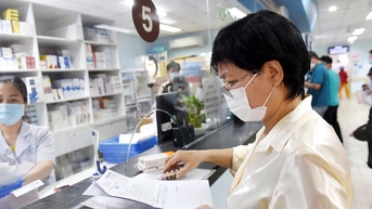 Bệnh nhân ung thư, ghép thận chờ đợi bỏ giấy chuyển viện