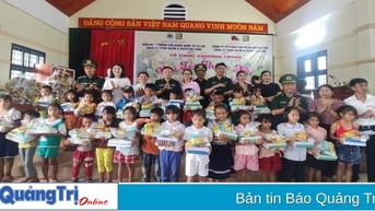 Tặng 430 suất quà cho thiếu nhi vùng biên giới và nước bạn Lào