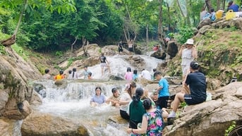 Vì sao khi trời mưa già, người trong thiên hạ lại kéo nhau lên núi Cấm ở An Giang đông vui như thế?
