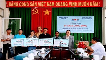 ឡាំដុង៖ ប្រគល់បណ្ណាគារសហគមន៍ដល់ឃុំនៅតំបន់ជនជាតិភាគតិច