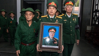 Tình đồng đội, nghĩa đồng bào trong lễ tang trung tướng – anh hùng Khuất Duy Tiến