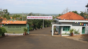 ជន​ញៀន​ថ្នាំ​៤​នាក់​ដែល​ឡើង​លើ​ជញ្ជាំង​ដើម្បី​គេច​ពី​មន្ទីរ​ពេទ្យ​ត្រូវ​ចាប់​ខ្លួន។