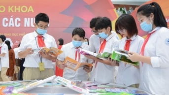 총리는 새 학년을 위해 적절한 교과서와 교사를 확보해 달라고 요청했습니다.