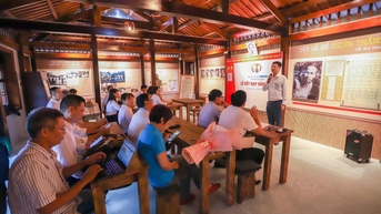 កាសែត Thanh Nien រៀបចំការចូលជាសមាជិកបក្សនៅសាលាសារព័ត៌មាន Huynh Thuc Khang Relic