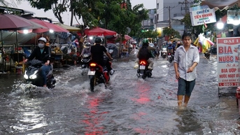 TPHCM đón triều cường đạt đỉnh, cảnh báo các tuyến đường ngập sâu