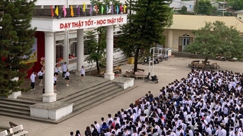 Nữ sinh bị ô tô của phụ huynh húc trong sân trường