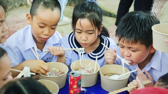 1.000 tô phở nấu xuyên đêm phục vụ học sinh Khánh Hòa