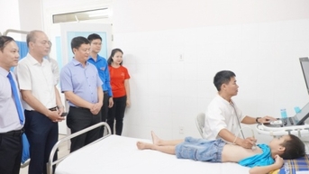 Khoảng 1.000 trẻ em nghèo được khám sàng lọc bệnh tim miễn phí