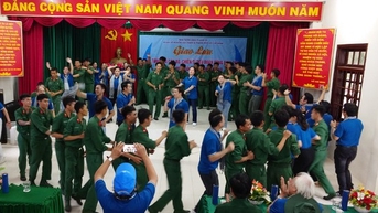 សិល្បករទីក្រុងហូជីមិញច្រៀងជាមួយទាហាននៅកោះដាច់ស្រយាល។