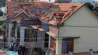 Lốc xoáy khiến 36 nhà dân ở Quảng Ngãi bị tốc mái