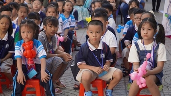 Hiệu trưởng từ chối nhận hoa ngày 20/11, mong đổi thành bảo hiểm y tế, tập vở cho học sinh