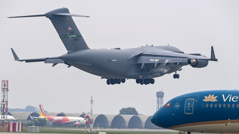 2 máy bay vận tải hạng nặng C-17 của Mỹ hạ cánh liên tiếp tại Nội Bài