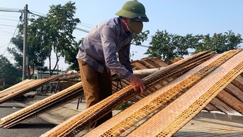 Làng bánh đa nem truyền thống chạy đua sản xuất hàng Tết