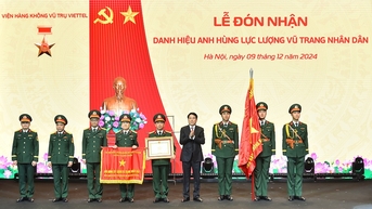 [រូបថត] លោកប្រធានាធិបតីបានប្រគល់ងារជាវីរៈបុរសនៃកងកម្លាំងប្រដាប់អាវុធប្រជាជនដល់វិទ្យាស្ថាន Viettel Aerospace