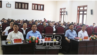 សមមិត្ត Nguyen Tien Thanh លេខាអចិន្ត្រៃយ៍គណៈកម្មាធិការបក្សខេត្ត ប្រធានក្រុមប្រឹក្សាប្រជាជនខេត្ត បានជួបជាមួយអ្នកបោះឆ្នោតនៅទីក្រុង Thai Binh។