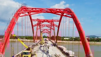 Hình hài cầu vòm thép đầu tiên ở Quảng Ngãi sẵn sàng thông xe vào cuối năm