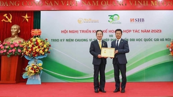 Doanh nhân Đỗ Quang Hiển nhận kỷ niệm chương vì sự nghiệp phát triển Đại học Quốc gia Hà Nội