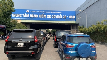 Cuối năm, trung tâm đăng kiểm đông đúc trở lại