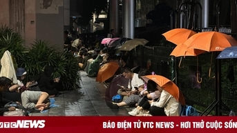 Người Việt đội mưa xếp hàng ở Thái Lan chờ mua iPhone 15