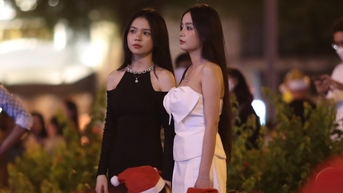 Nhiều bạn trẻ chờ cả đêm để xin vào nhà thờ Đức Bà mừng Chúa Giáng sinh