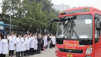 Bệnh nhân ung thư về quê đón Tết trên chuyến xe yêu thương