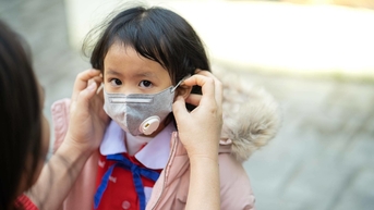 Quy tắc đeo khẩu trang phòng bệnh hô hấp cho trẻ