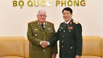 លោកឧត្តមសេនីយ៍ Luong Cuong បានជួបពិភាក្សាការងារជាមួយរដ្ឋមន្ត្រីនៃកងកម្លាំងប្រដាប់អាវុធបដិវត្តន៍គុយបា