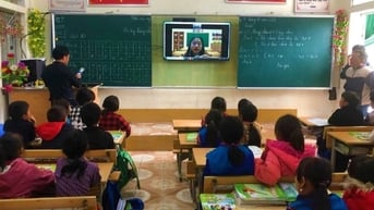 Học sinh Việt Nam học tiếng Anh như "cầu thủ học chơi bóng qua tivi"