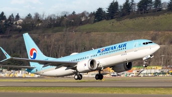 Máy bay bất ngờ rơi gần 8.200 m khiến 13 người nhập viện