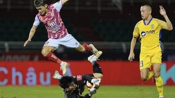 Hậu vệ khách đốt lưới nhà, CLB TP.HCM tạm biệt cơn khủng hoảng, lọt tốp 4 V-League