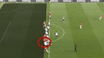 Ferdinand: 'Man Utd bị tước bàn là đúng'