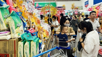 Thị trường Tết bắt đầu sôi động