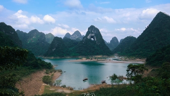 ភ្នំដែលមានភ្នែកយក្សនៅ Cao Bang អ្នកទេសចរចង់ដឹងចង់ឃើញមកឆែកឆេរ