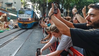 Lo mất an toàn, đường sắt đề nghị sớm giải tỏa tụ điểm cà phê đường tàu
