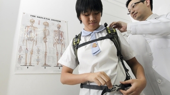 Cong vẹo cột sống - bệnh do sai tư thế thuở ấu thơ